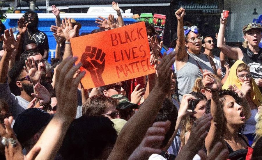 Una foto de una protesta del grupo marxista black lives matter - Estas leyendo iF Revista Libertaria Cuestiona Todo