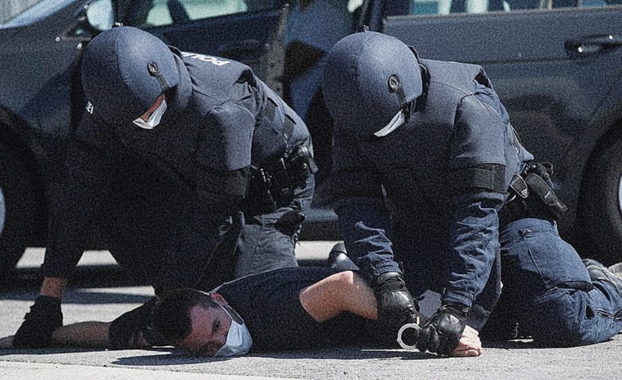 Oficiales de policía arrestando a ciudadano en medio de la pandemia - Estas leyendo iF Revista Libertaria - Cuestiona Todo