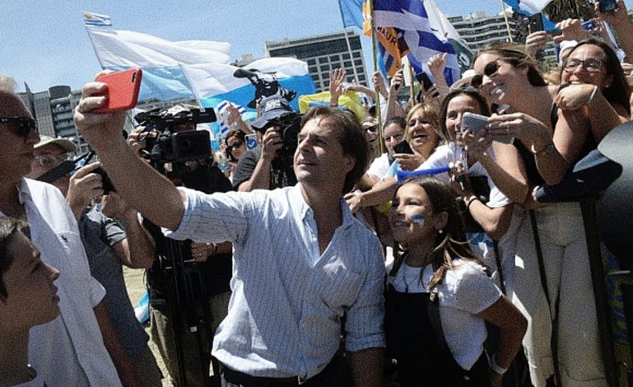 Foto del presidente de Uruguay Lacalle Poe tomándose una selfie con seguidores - Estás leyendo iF Revista Libertaria - Cuestiona Todo