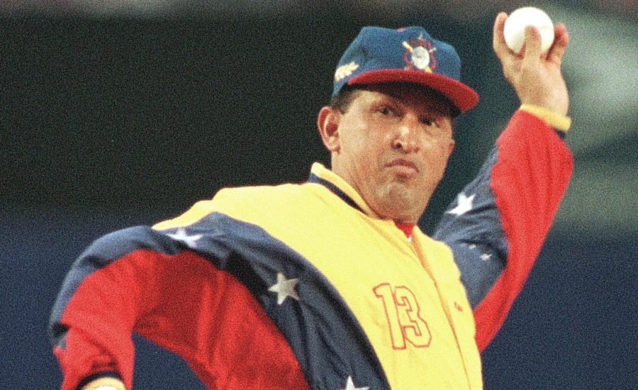 Hugo Chavez lanzando una bola